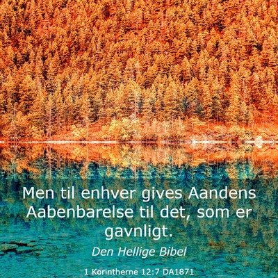 Picture 03 - 1 Korintherne 12:7 DA1871 - Men til enhver gives Aandens Aabenbarelse til - Bible Verse Picture