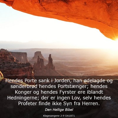 Picture 03 - Klagesangene 2:9 DA1871 - Hendes Porte sank i Jorden, han ødelagde og - Bible Verse Picture