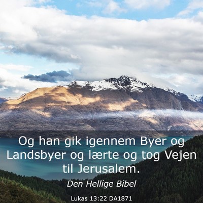 Picture 03 - Lukas 13:22 DA1871 - Og han gik igennem Byer og Landsbyer og lærte og - Bible Verse Picture