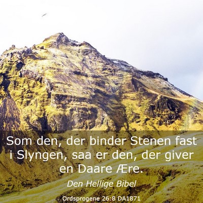 Picture 03 - Ordsprogene 26:8 DA1871 - Som den, der binder Stenen fast i Slyngen, saa er - Bible Verse Picture